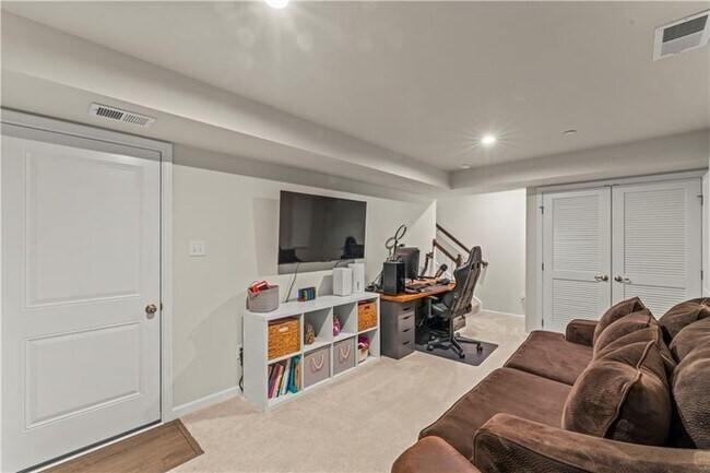 Photo - 484 Greenwood Dr