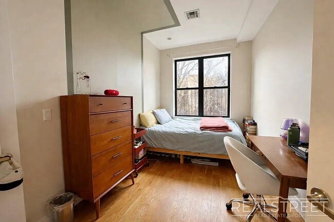 Photo - Spacious 3-Bedroom Residence Near Maria Hernandez Park Unit 2L