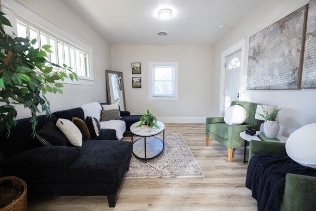 Photo - Updated 2-bedroom house $985