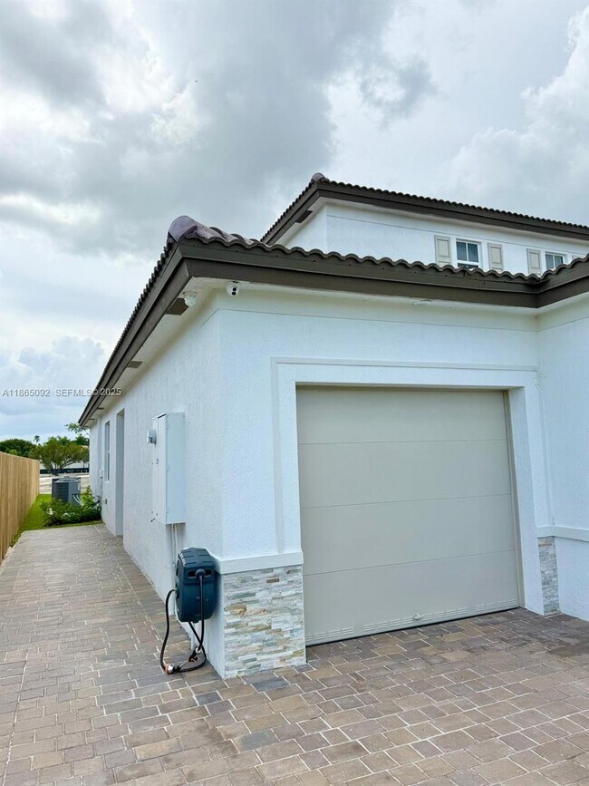 Building Photo - 2832 SE 23rd Ave Unit 0