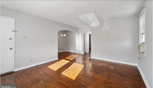 Open living to dining area - 339 E Essex Ave Apartamentos