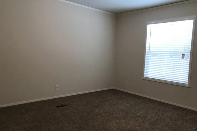 Building Photo - 412 Deerfield Ln