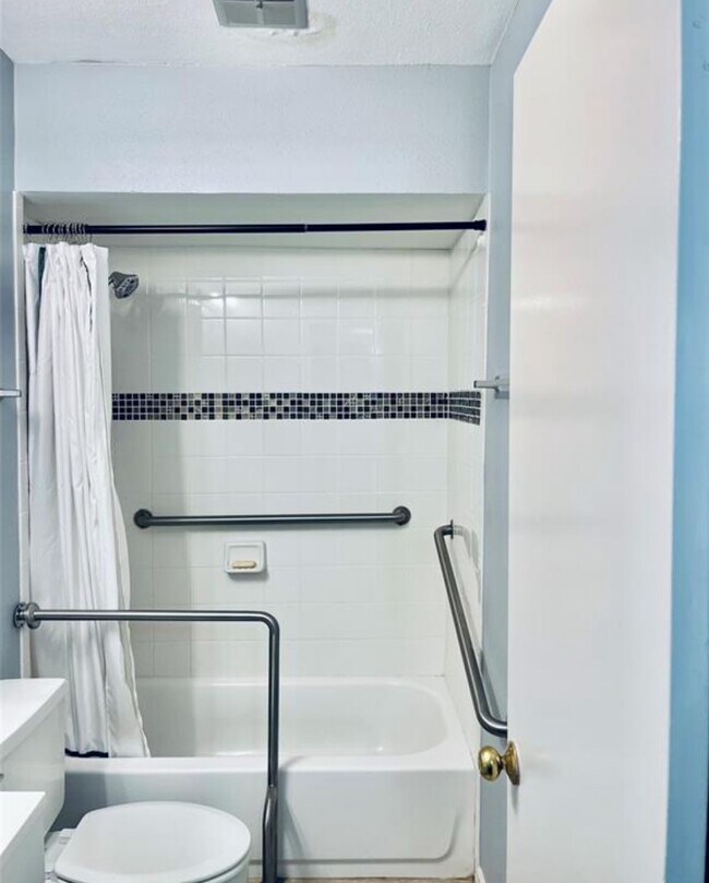 Building Photo - 2601 Bellefontaine Unit B209