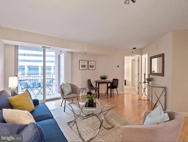 Espacio para estar y comer - 7500 Woodmont Ave Unidad #S510