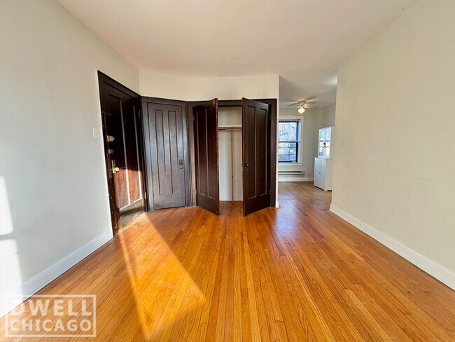 Photo - 3825 N Greenview Ave