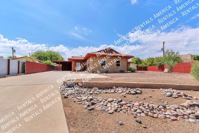 2250 E La Mirada St