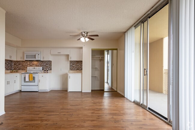 2BR, 1BA - 735 SF