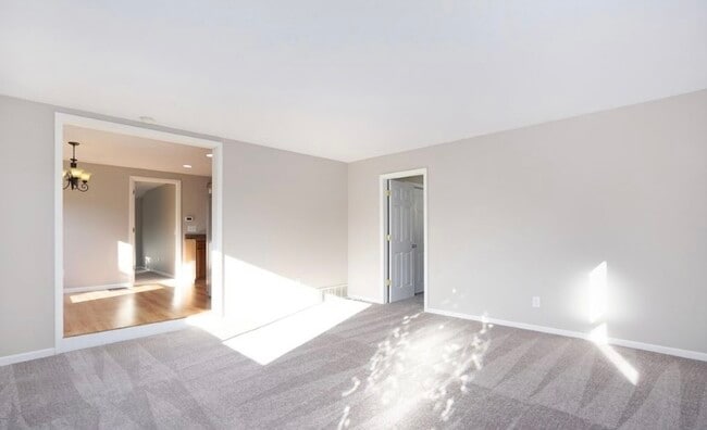 Mirando hacia la puerta principal - 2811 3 Mile Rd NE