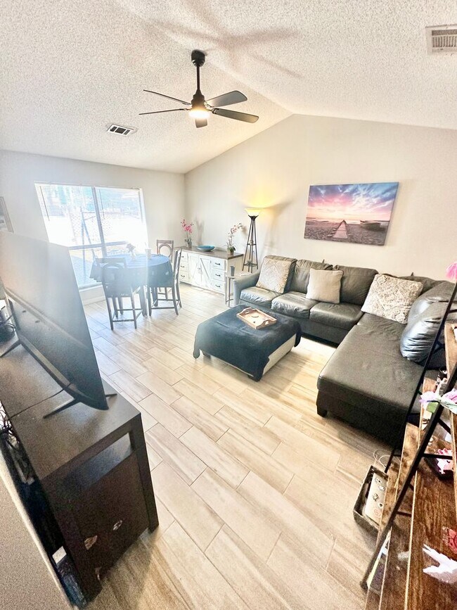 Photo - Nice 2 bedroom / 2 bathroom / 2 car garage single story town home for rent in Shalimar!