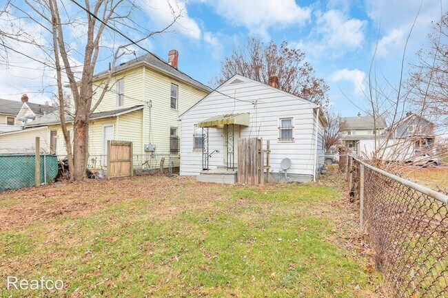 Photo - 1 br, 1 bath House - 479 E Hinman Ave