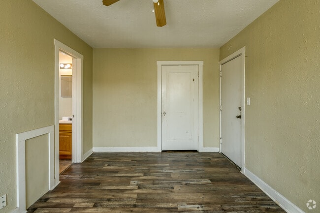 Studio, 1 BA - 300SF