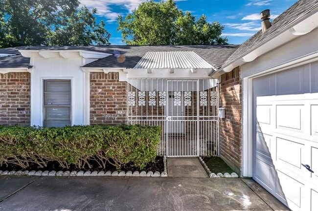 Photo - 6911 Pine Vista Ln