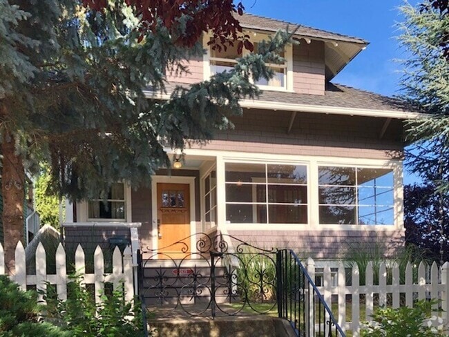 Building Photo - Queen Anne Home