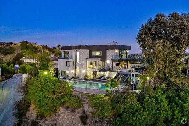 Building Photo - Prestigious Hollywood Hills Home for Rent