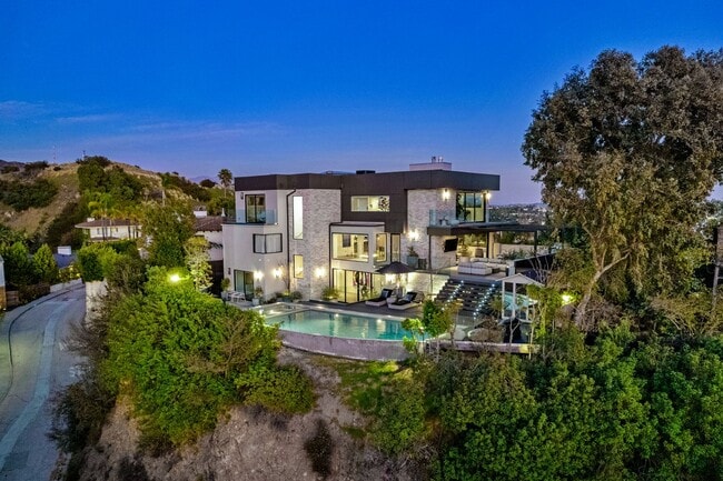 Prestigious Hollywood Hills Home for Rent - Prestigious Hollywood Hills Home for Rent