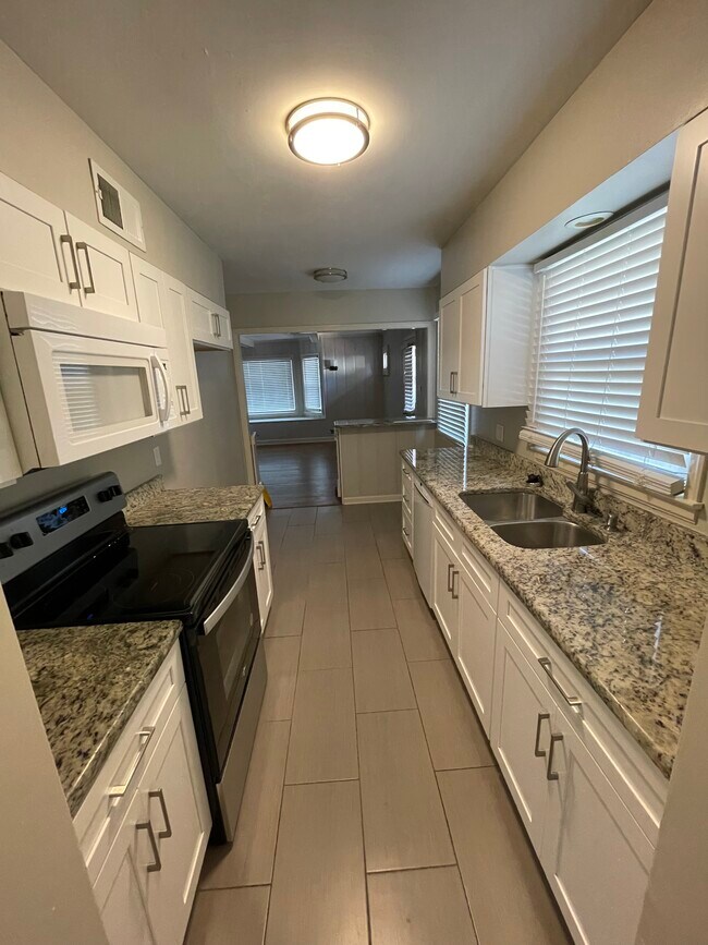 Photo - 1653 Colonial Rd