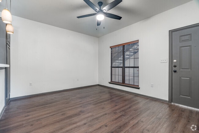 2BR, 1BA - 689SF - Living Room
