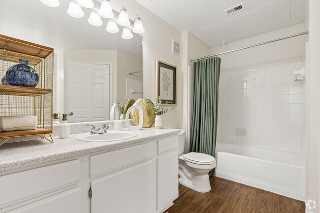 2BR, 2BA - 953SF - Primary Bathroom
