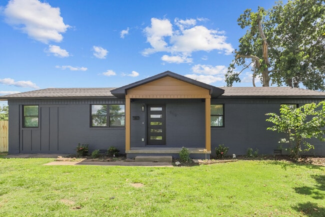 Building Photo - 809 Carson Dr