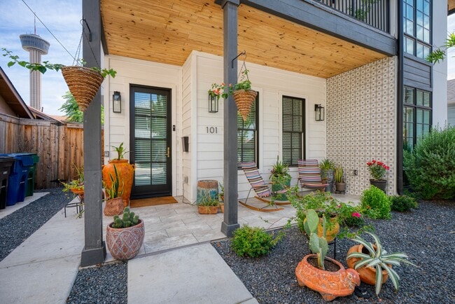Photo - 311 Refugio St