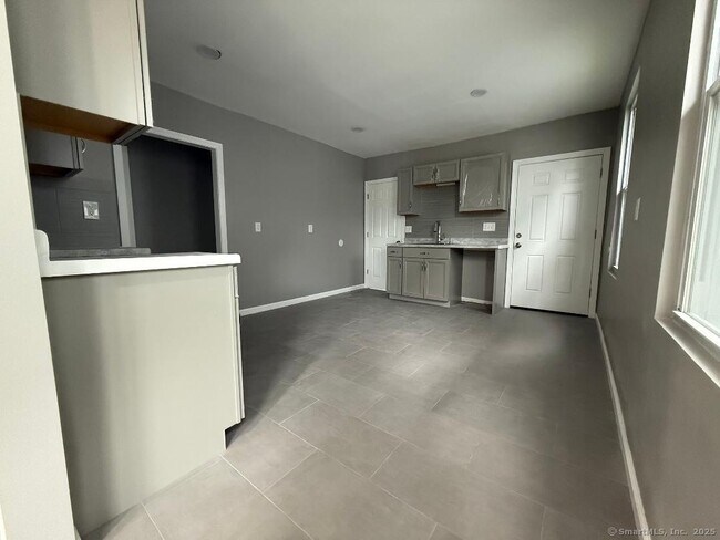 Building Photo - 431 Dixwell Ave Unit 2 Rental
