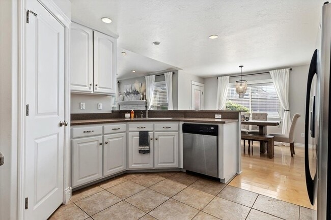 Photo - 739 S Kays Dr
