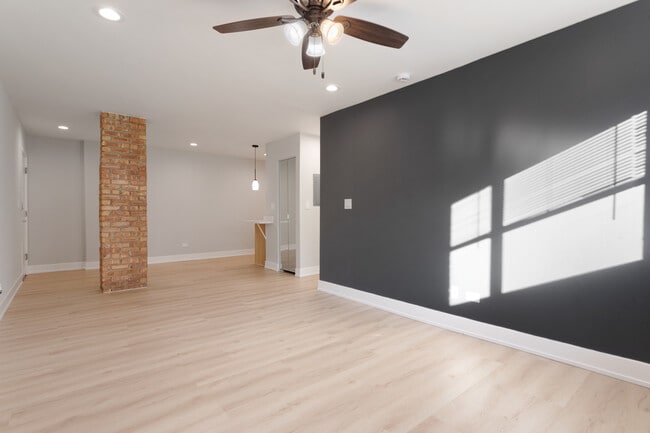 Photo - 6758 N Sheridan Rd