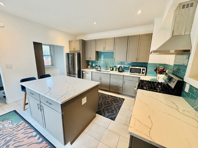 Photo - Charming 4-Bed Home with Granite Touches & Hardwood Elegance in Minneapolis!