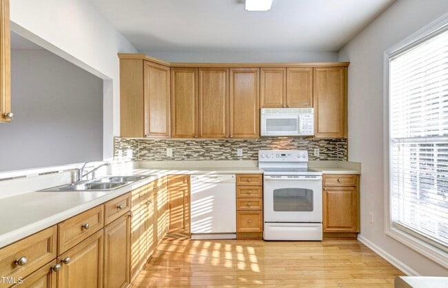 Photo - 200 Sir William Ln