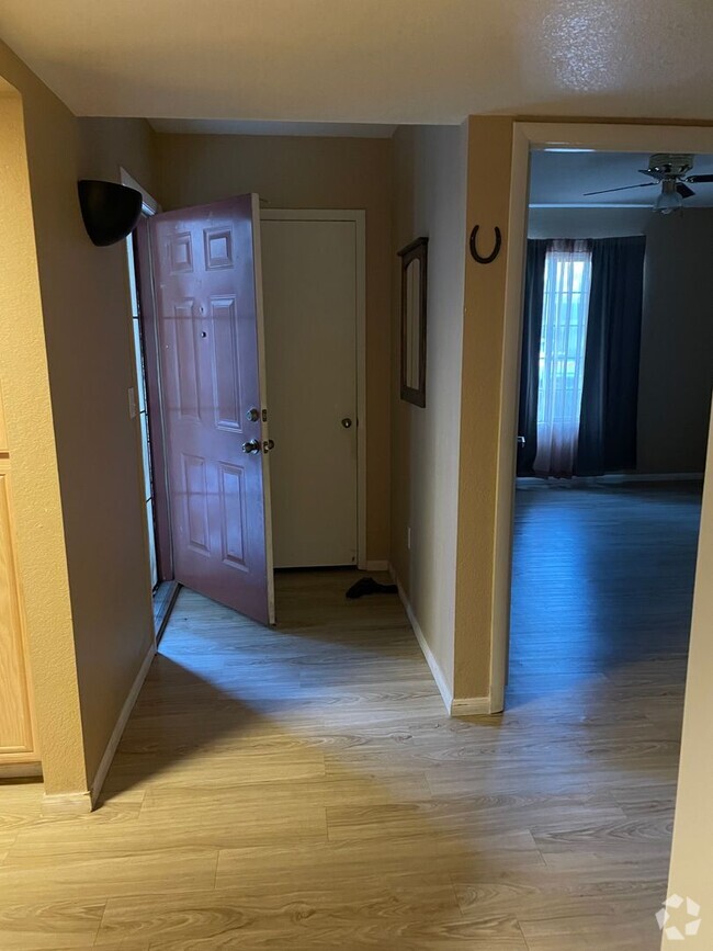 Building Photo - Gorgeous First Floor 1 Bedroom 1 Bathroom ... Unit 104 Rental