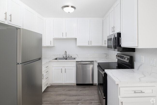 2BR, 2BA - 1,005SF - Kitchen
