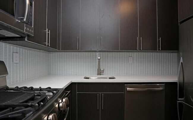 Building Photo - 419 W 52nd St Unit 327