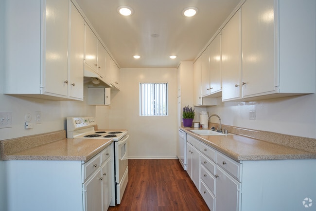 1BR, 1BA - 651 SF