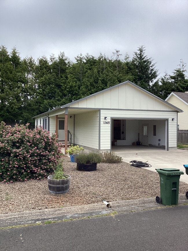 Photo - 1365 SW Fairway Dr House