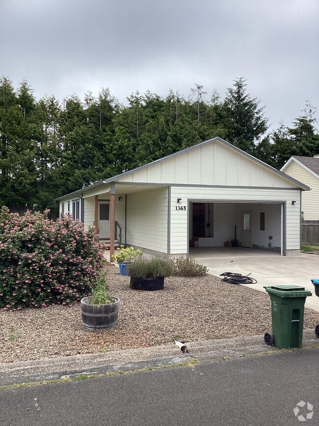 Building Photo - 1365 SW Fairway Dr Rental