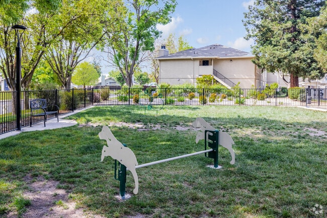 2BR, 2BA - 1002SF dog park