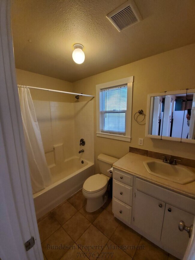 Photo - 9936 Oak St