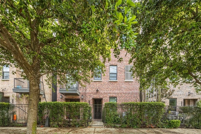 Photo - 2825 Hicks St