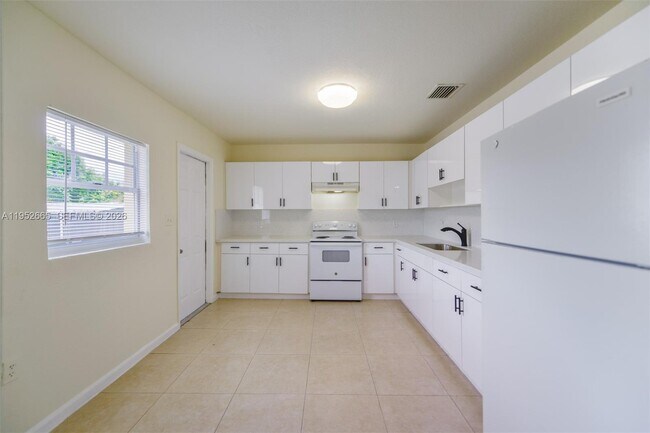 Photo - 6320 NW 1st Pl Unit 6322