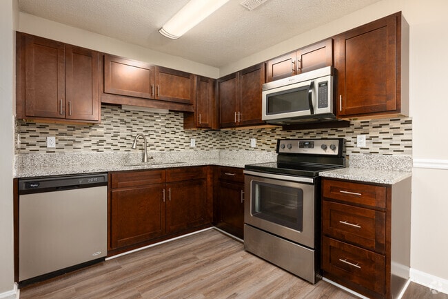 2 habitaciones, 2 baños - 1082 pies cuadrados - Cocina renovada - Alamance Reserve