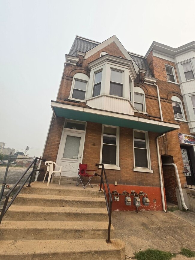Building Photo - 717 W Market St Unit A