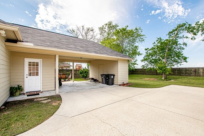 Photo - Inviting 3 Bedroom Home Minutes from Bluebonnet