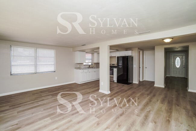 Photo - Lease today! No extra charge for contentme...