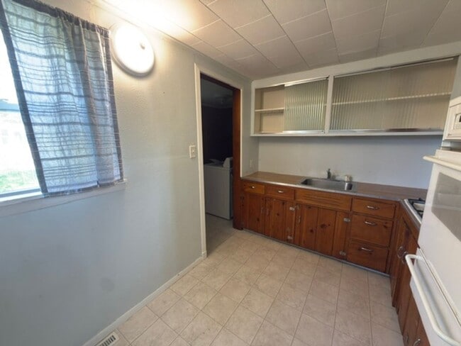 2602 W John St