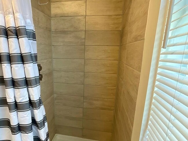 17 Bruce St Unit 3
