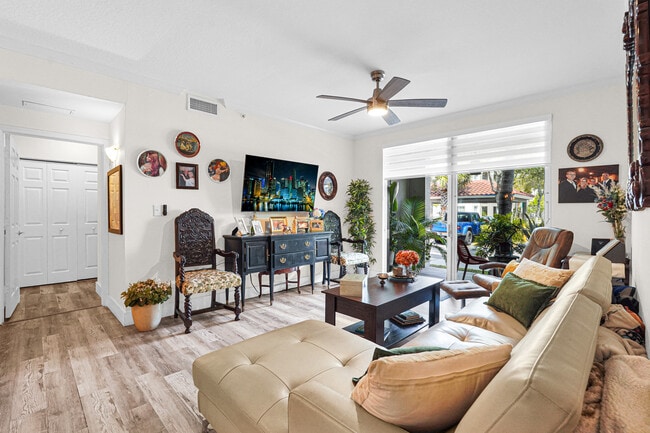 Living Rm - 6801 SW 44th St Unit 101