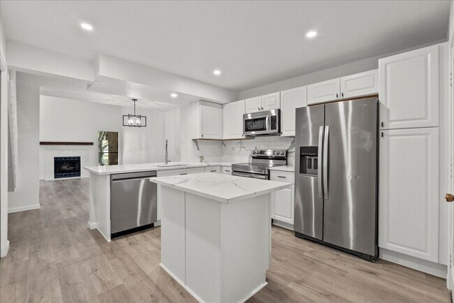 Building Photo - 16532 Holly Trail Dr