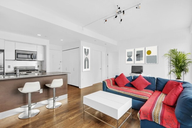 Photo - 350 W 42nd St