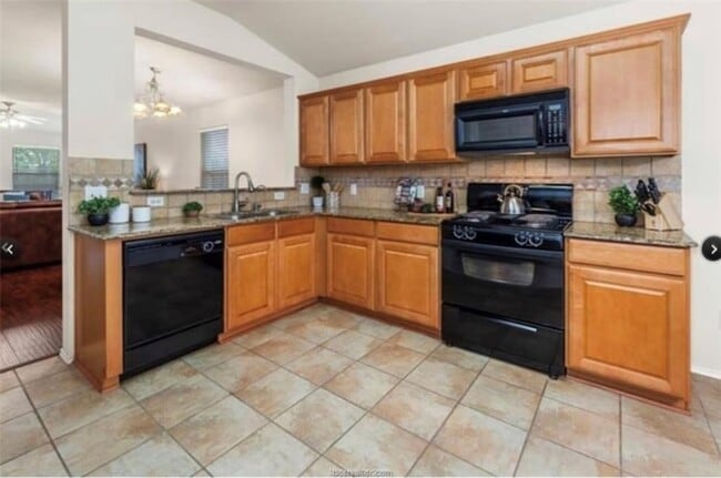 Photo - 912 Whitewing Ln