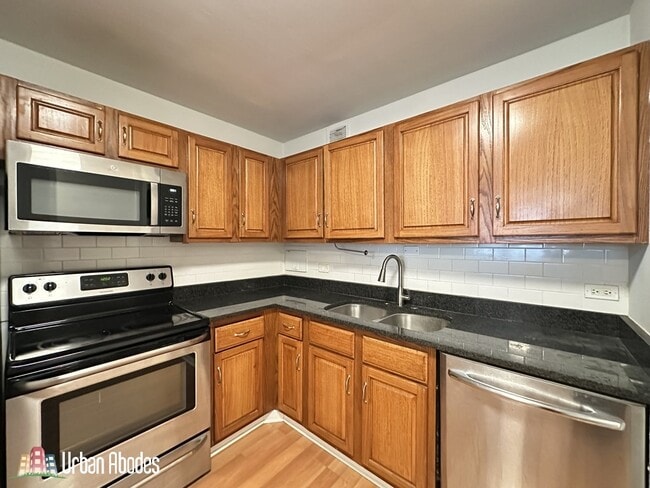 Building Photo - 1335 N Dearborn St